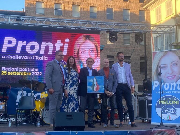 Pavia, 2022 – Con l’On. Paola Chiesa, il Presidente del Senato Sen. Ignazio La Russa e l’On. Fabio Raimondo in piazza della Vittoria a Pavia, in occasione della campagna elettorale 2022
