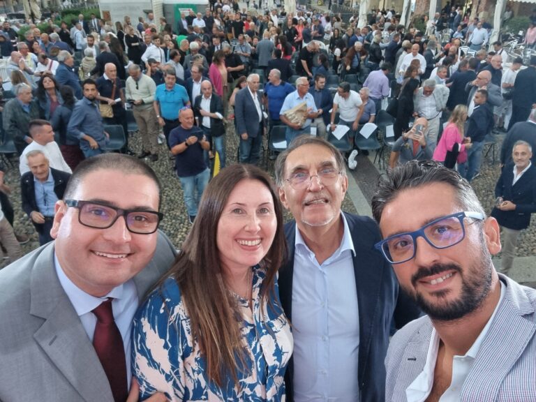 Pavia, 2022 – Con l’On. Paola Chiesa, il Pesidente del Senato Sen. Ignazio La Russa e l’On. Fabio Raimondo in piazza della Vittoria a Pavia, in occasione della campagna elettorale 2022